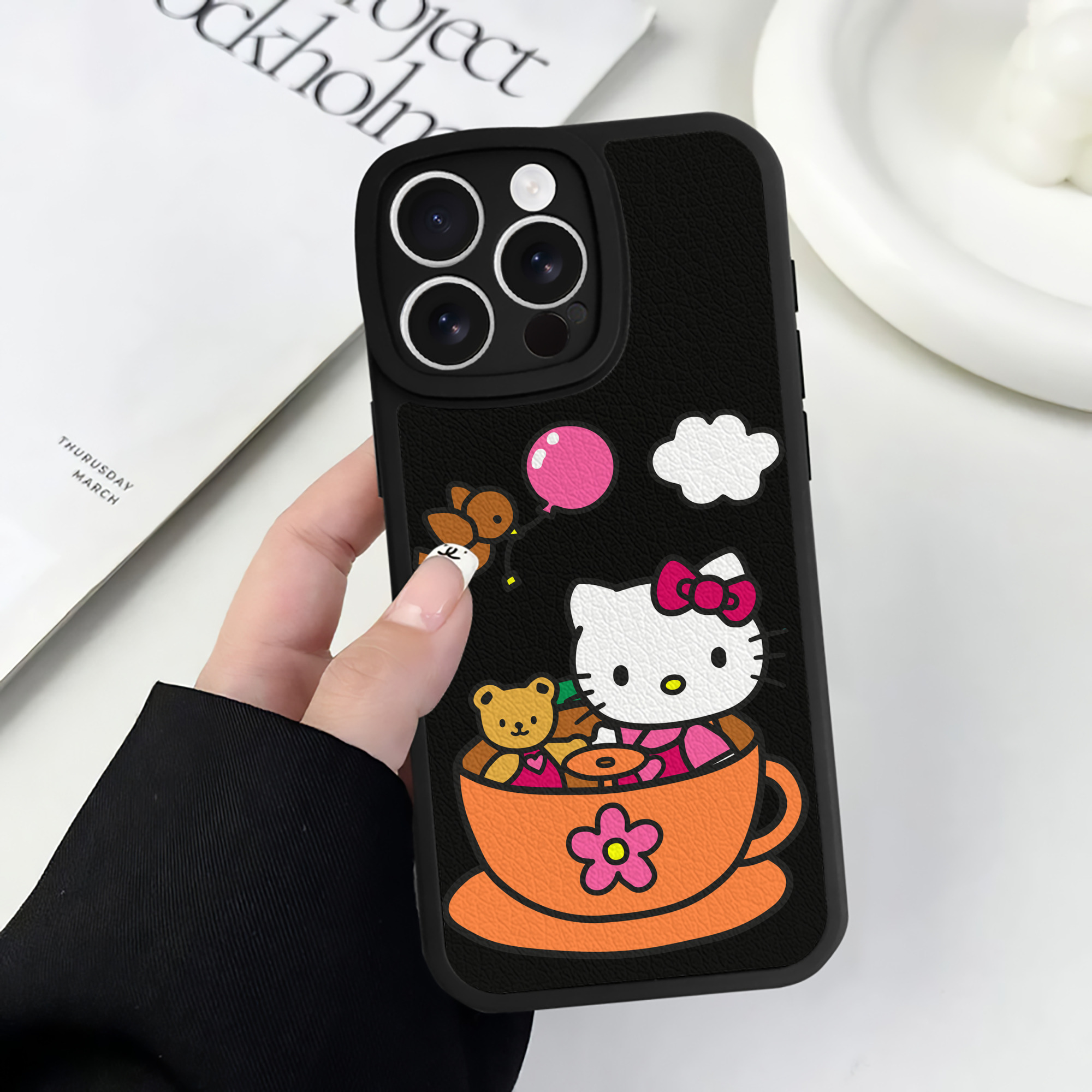 （画像用） Hello Kitty ハローキティ 【iPhone 16シリーズ対応】シリコンスマホケース（レザー調） 材質：シリコン